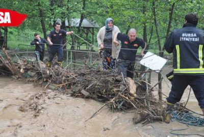 Selde mahsur kalan piknikçileri itfaiye kurtardı
