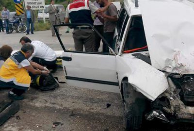 Vinç ile otomobil çarpıştı: 1’i ağır 2 yaralı