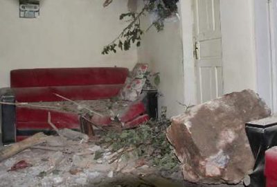 İki evin üzerine kaya parçaları düştü