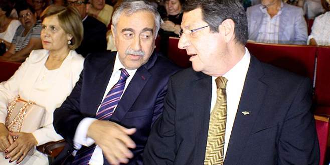 Kıbrıs’ta liderler birlikte tiyatro izledi