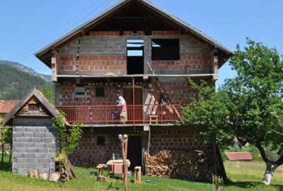 Evine izinsiz yerleşenlere 10 bin Euro ödeyecek