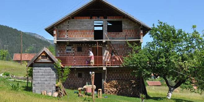 Evine izinsiz yerleşenlere 10 bin Euro ödeyecek