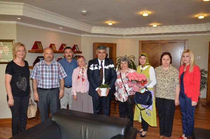 Kursiyer Hanımlardan Özgüven’e Teşekkür Ziyareti Kursiyer Hanımlardan Özgüven’e Teşekkür Ziyareti