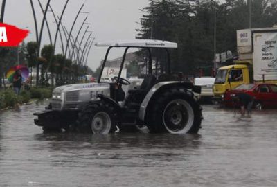 Şiddetli yağış o ilçeyi göle çevirdi