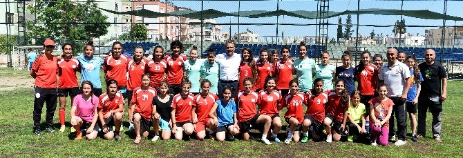 Futbolcu Kızlara Başkan Uysal’dan Moral Ziyareti