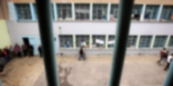 Cezaevine uyuşturucu sokacaktı