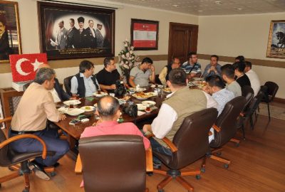 Nazilli Belediye Başkanı Haluk Alıcık, başkanlık makamında basın toplantısı düzenleyerek