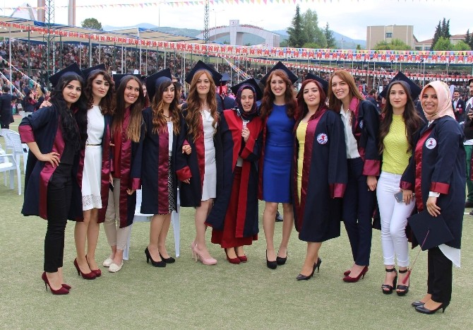 Fen-edebiyat Fakültesi’nden Bin 200 Öğrenci Mezun Oldu