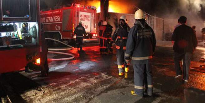 Tül fabrikası küle döndü