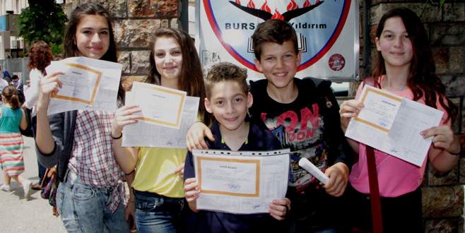 Bursa’da yarım milyon öğrenci karne sevinci yaşadı