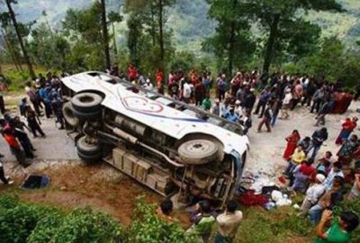 Elektrik teli otobüsün üzerine düştü