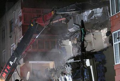 Yan yatan binanın yıkımına başlandı