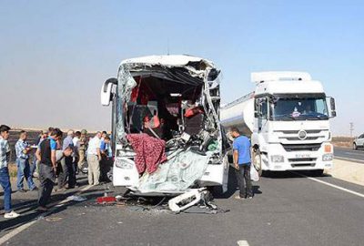 Yolcu otobüsü ile tanker çarpıştı: 2 ölü 13 yaralı