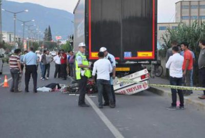 Motosiklet TIR’a çarptı: 1 ölü, 1 yaralı