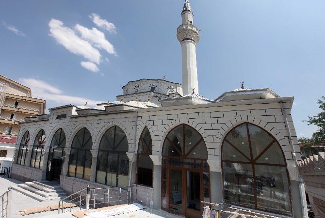 Yenimahalle Belediyesi, ilçe genelindeki camilerin Ramazan’ın ruhuna yakışır olması için