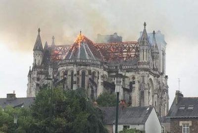 Tarihi bazilika alevlere teslim oldu