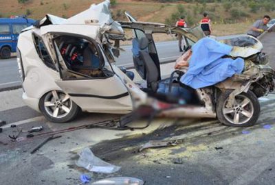 Otomobil kamyona arkadan çarptı: 1’i bebek 3 ölü