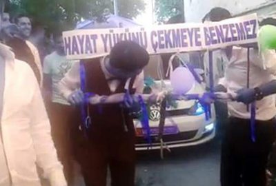 Boyunduruk takarak düğün arabasını çektiler
