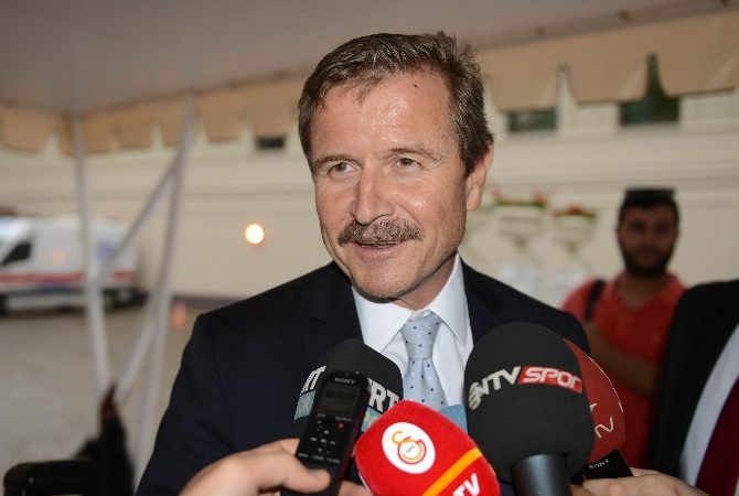 Galatasaray Kaptanı Selçuk İnan’ı düğününde takım arkadaşları da yalnız bırakmadı.