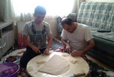 Erkek Çocuklardan Anneye Ramazan Desteği