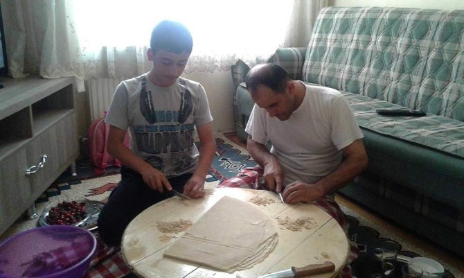 Erkek Çocuklardan Anneye Ramazan Desteği