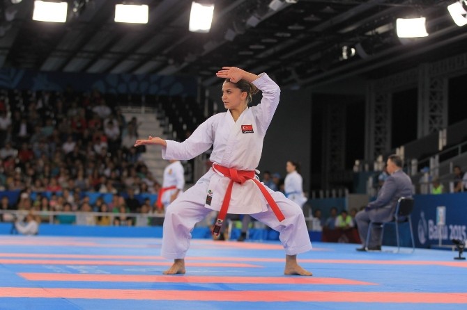 18 Yaşındaki Dilara Bozan İlkleri Gerçekleştiriyor