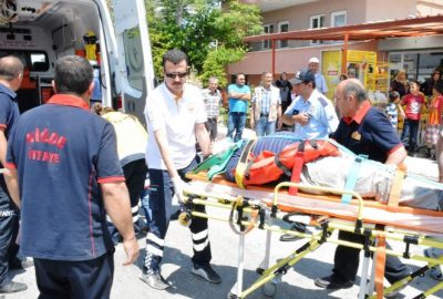 Direksiyon Hakimiyeti Kaybolan Otomobil Direğe Çarptı: 4 Yaralı