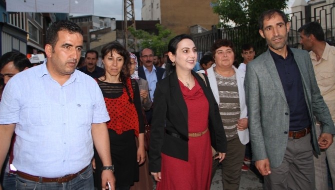 HDP Eş Başkanı Figen Yüksekdağ İlk İftarını Çadırda Açtı