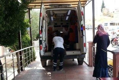 Mut’ta Traktör Devrildi: 2 Yaralı