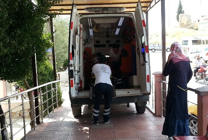 Mersin’in Mut ilçesinde traktörün şarampole devrilmesi sonucu 2 kişi yaralandı.