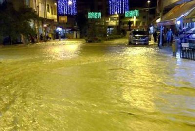 1,5 saat yağan yağmur hayatı felç etti