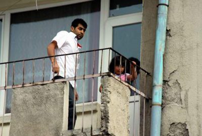 Çocuğunu rehin alarak boynuna ip geçirdi