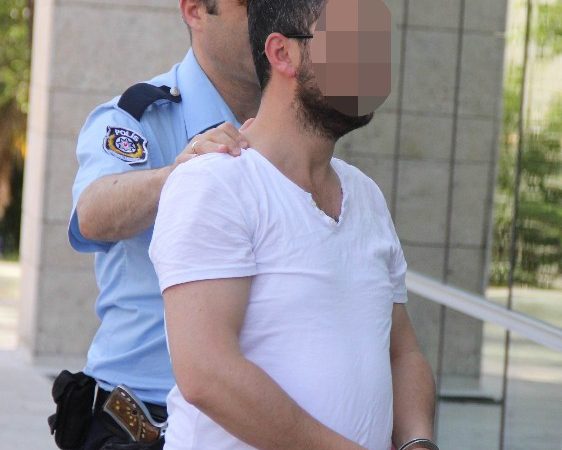 Samsun’da şüphe üzerine park halindeki otomobilde yapılan aramada tabancayla yakalanan