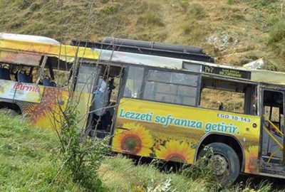 Ankara’nın Gölbaşı ilçesine bağlı Bezirhane Mahallesi’ne yolcu taşıyan otobüs devrildi.