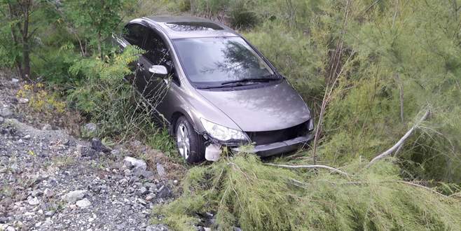 Bursa’da otomobil çalılıklara uçtu