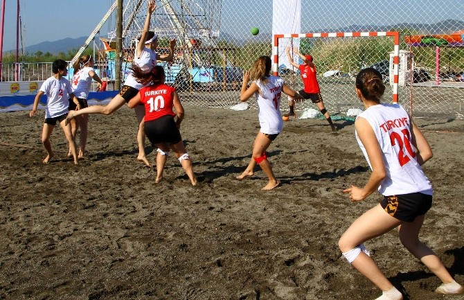 Köyceğiz’de Plaj Hentbol Turnuvası Yapıldı