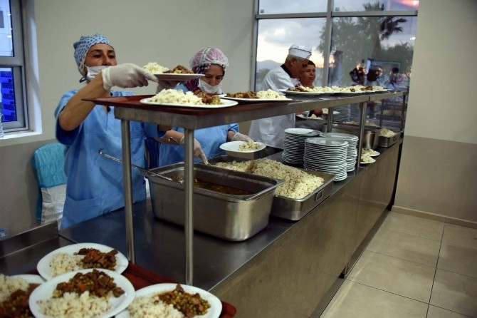 Aliağa Belediyesi’nden Beş Yıldızlı İftar Sofrası