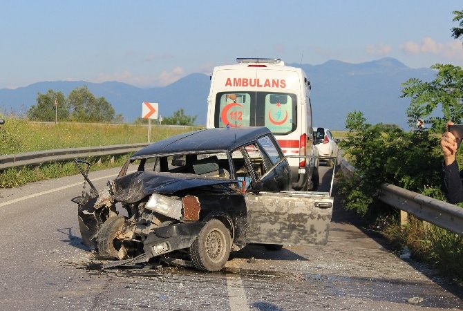 Sakarya’da ters istikametten gelen otomobilin sebep olduğu kazada 8 kişi