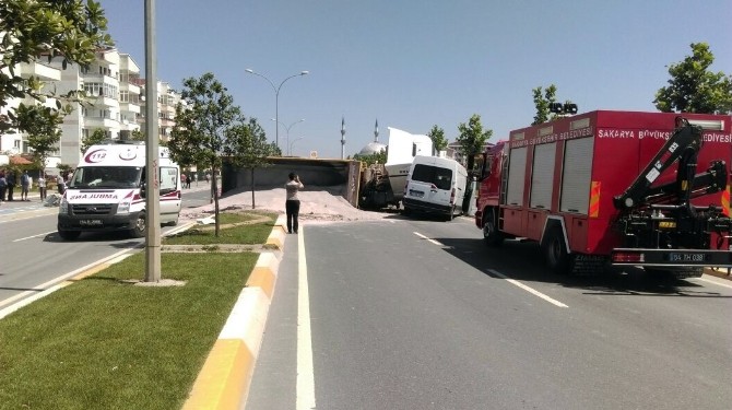 Karşı Şeride Geçen Kamyon Minibüse Çarptı: 3 Yaralı