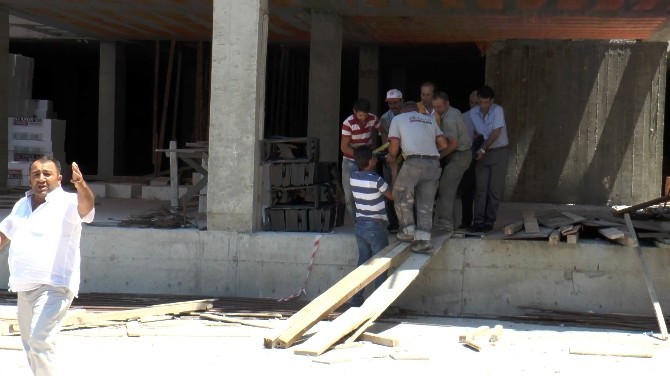 Yaralı Arkadaşıyla İlgileneceğine Gazetecilere Saldırdı