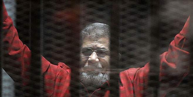 Mursi ‘idam mahkumu kıyafeti’ ile mahkemede
