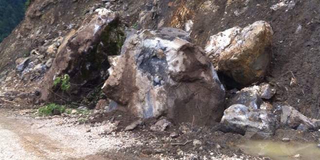 Bursa’da yuvarlanan kayalar yolu kapattı!