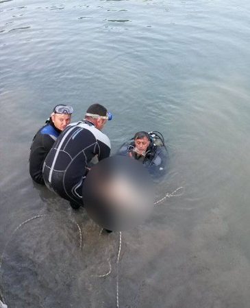 Tokat’ın Pazar ilçesinde serinlemek için gölete giren baba, çocuklarının gözü