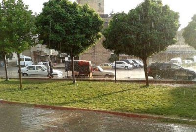 Gaziantep’in Nizip ilçesinde akşam saatlerinde aniden başlayan yağmur, vatandaşları hazırlıksız