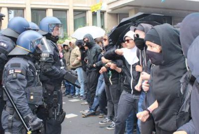 Göçmen karşıtı gösteriye protesto