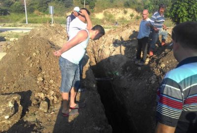 Çanakkale’nin Lapseki ilçesinde Dalyan mevkisinde yürütülen çalışmalarda su boruları değiştiriliyor.