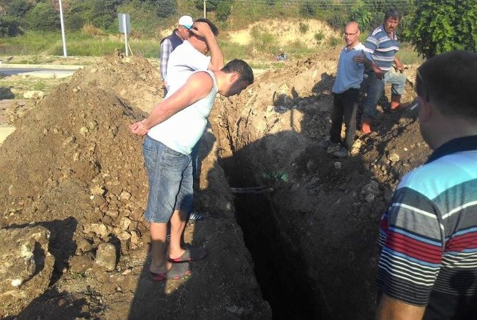Çanakkale’nin Lapseki ilçesinde Dalyan mevkisinde yürütülen çalışmalarda su boruları değiştiriliyor.