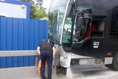 Boğaziçi Köprüsü gişelerini geçtikten hemen sonra kontrolden çıkan metrobüs, işçilerin