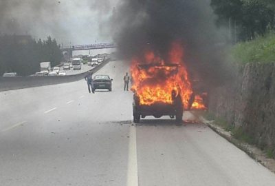 Kocaeli’nin İzmit ilçesinde seyir halindeki araç alev aldı. Aracın içerisindeki