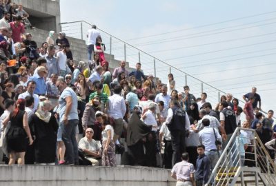 Sakarya Üniversitesi’nin (SAÜ) mezuniyet töreninde yer nedeniyle iki grup arasında